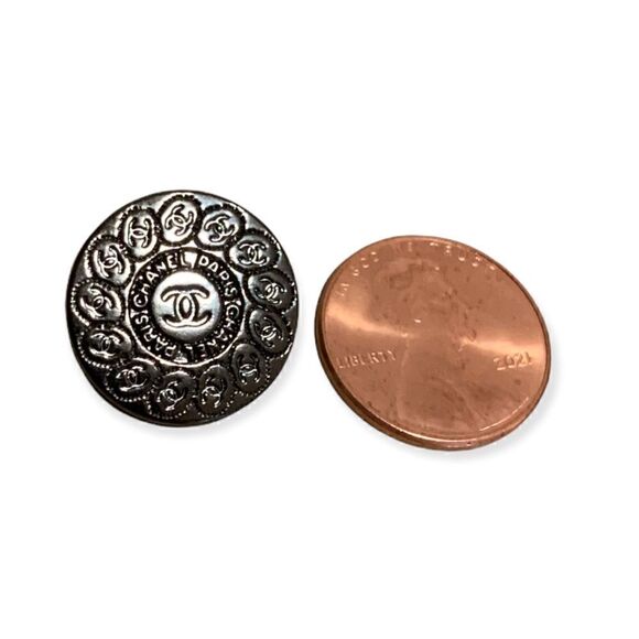 Two CHANEL interlocking CC Logo Rhodium Metal Buttons - Picture 5 of 6